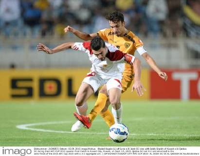 Khaled Kogale (L) of Syria s Al Jaish SC vies with Saleh Sheikh of Kuwait s Al Qadsia SC during their AFC CUP 2015 quarter-final match in Kuwait City, Kuwait, on Sept. 15, 2015. Qadsia SC lost 0-2 and advanced to the semi-finals of the 2015 AFC Cup 2015 with a 3-2 aggregate win. ) (SP)KUWAIT-KUWAIT CITY-AFC CUP 2015- AL JAISH SC VS AL QADSIA SC NoufalxIbrahim 