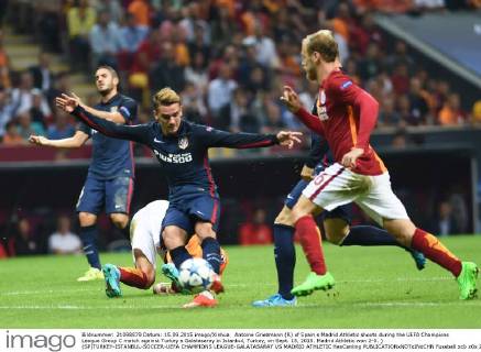 Antoine Griezmann (R) of Spain s Madrid Athletic shoots during the UEFA Champions League Group C match against Turkey s Galatasaray in Istanbul, Turkey, on Sept. 15, 2015. Madrid Athletic won 2-0. ) (SP)TURKEY-ISTANBUL-SOCCER-UEFA CHAMPIONS LEAGUE-GALATASARAY VS MADRID ATHLETIC HexCanling 