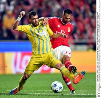 Benfica s Jonas (R) vies for the ball during the first round of the European Champions League group stage match against Astana at the Luz stadium in Lisbon, Portugal, on Sept. 15, 2015. Benfica won 2-0. ) (SP)PORTUGAL-LISBON-SOCCER-UEFA CHAMPIONS LEAGUE-BENFICA VS ASTANA ZhangxLiyun 