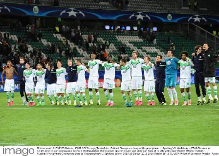 Fußball Champions League Gruppenphase 1. Spieltag VfL Wolfsburg - ZSKA Moskau am 15.09.2015 in der Volkswagen Arena in Wolfsburg Die Wolfsburger Spieler freuen sich über den Sieg xTTx