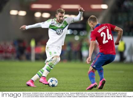 Nicklas BENDTNER (VfL) und Vasili BEREZUTSKI (re MOS) Fussball international: UEFA Championsleague Saison 2015 2016, 1.Gruppenspiel: VfL Wolfsburg - ZSKA Moskau in Wolfsburg, Deutschland am 15.09.2015,