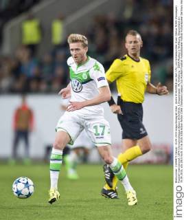 Andre SCHUERRLE am Ball (VfL) und Schiedsrichter Svein Oddvar MOEN (Norwegen) Fussball international: UEFA Championsleague Saison 2015 2016, 1.Gruppenspiel: VfL Wolfsburg - ZSKA Moskau in Wolfsburg, Deutschland am 15.09.2015,