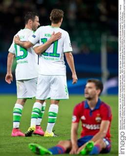 Nach dem Spiel: Christian TRAESCH und Max KRUSE (beideVfL) Arm in Arm. Georgi MILANOV (MOS) sitzt enttaeuscht am Boden. Fussball international: UEFA Championsleague Saison 2015 2016, 1.Gruppenspiel: VfL Wolfsburg - ZSKA Moskau in Wolfsburg, Deutschland am 15.09.2015,