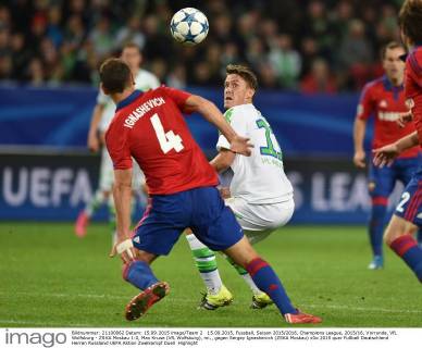15.09.2015, Fussball, Saison 2015 2016, Champions League, 2015 16, Vorrunde, VfL Wolfsburg - ZSKA Moskau 1:0, Max Kruse (VfL Wolfsburg), mi., gegen Sergey Ignashevich (ZSKA Moskau)