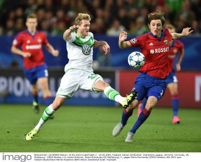 15.09.2015, Fussball, Saison 2015 2016, Champions League, 2015 16, Vorrunde, VfL Wolfsburg - ZSKA Moskau 1:0, Andre Schürrle, Andre Schuerrle (VfL Wolfsburg), li., gegen Mario Fernandes (ZSKA Moskau)