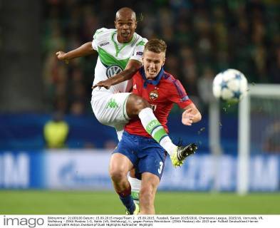 15.09.2015, Fussball, Saison 2015 2016, Champions League, 2015 16, Vorrunde, VfL Wolfsburg - ZSKA Moskau 1:0, Naldo (VfL Wolfsburg), li., gegen Pontus Wernbloom (ZSKA Moskau)