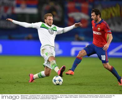 15.09.2015, Fussball, Saison 2015 2016, Champions League, 2015 16, Vorrunde, VfL Wolfsburg - ZSKA Moskau 1:0, Nicklas Bendtner (VfL Wolfsburg), li., gegen Alan Dzagoev (ZSKA Moskau)