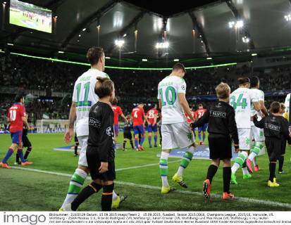 15.09.2015, Fussball, Saison 2015 2016, Champions League, 2015 16, Vorrunde, VfL Wolfsburg - ZSKA Moskau 1:0, Ricardo Rodriguez (VfL Wolfsburg), Julian Draxler (VfL Wolfsburg) und Max Kruse (VfL Wolfsburg), v.re., laufen mit den Einlaufkindern in die Volkswagen Arena ein