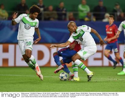 15.09.2015, Fussball, Saison 2015 2016, Champions League, 2015 16, Vorrunde, VfL Wolfsburg - ZSKA Moskau 1:0, Dante (VfL Wolfsburg), li., und Naldo (VfL Wolfsburg) gemeinsam gegen Ahmed Musa (ZSKA Moskau), mi.