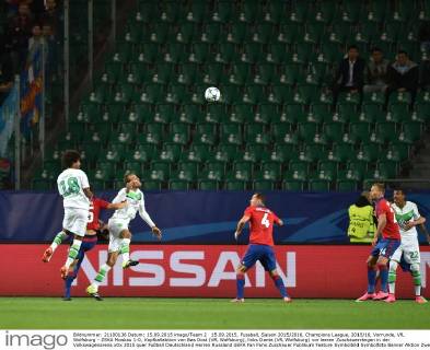 15.09.2015, Fussball, Saison 2015 2016, Champions League, 2015 16, Vorrunde, VfL Wolfsburg - ZSKA Moskau 1:0, Kopfballaktion von Bas Dost (VfL Wolfsburg), links Dante (VfL Wolfsburg) vor leeren Zuschauerrängen in der Volkswagenarena