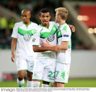 Luiz Gustavo Dias, Andre Schürrle umarmend Aktion Oberkoerper Oberkörper Fußball Fussball UEFA Championsleague Herren Saison 2015 2016 15.09.2015 VfL Wolfsburg vs. ZSKA Moskau