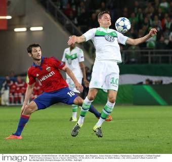 Alan Dzagoev, Julian Draxler Aktion Spielszene Zweikampf Fußball Fussball UEFA Championsleague Herren Saison 2015 2016 15.09.2015 VfL Wolfsburg vs. ZSKA Moskau