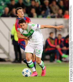 Christian Träsch, Roman Eremenko Aktion Spielszene Zweikampf Fußball Fussball UEFA Championsleague Herren Saison 2015 2016 15.09.2015 VfL Wolfsburg vs. ZSKA Moskau