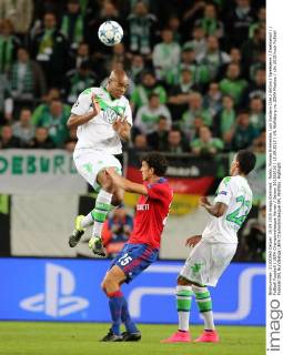 Naldo, Roman Eremenko, Luiz Gustavo Dias Aktion Spielszene Zweikampf Fußball Fussball UEFA Championsleague Herren Saison 2015 2016 15.09.2015 VfL Wolfsburg vs. ZSKA Moskau
