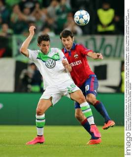 Christian Träsch, Alan Dzagoev Aktion Spielszene Zweikampf Fußball Fussball UEFA Championsleague Herren Saison 2015 2016 15.09.2015 VfL Wolfsburg vs. ZSKA Moskau
