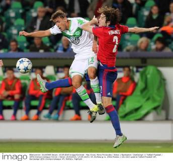 Max Kruse, Mario Fernandes Aktion Spielszene Zweikampf Fußball Fussball UEFA Championsleague Herren Saison 2015 2016 15.09.2015 VfL Wolfsburg vs. ZSKA Moskau