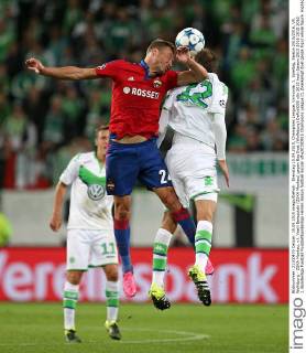Dienstag 15.09.2015, Champions League, Vorrunde, 1. Spieltag, Saison 2015 2016, VfL Wolfsburg - ZSKA Moskau, v.l. Vasili Berezutski (ZSKA Moskau) gegen Bas Dost (Wolfsburg) DeFodi035