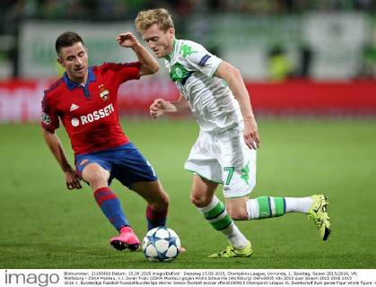 Dienstag 15.09.2015, Champions League, Vorrunde, 1. Spieltag, Saison 2015 2016, VfL Wolfsburg - ZSKA Moskau, v.l. Zoran Tosic (ZSKA Moskau) gegen Andre Schuerrle (Wolfsburg) DeFodi035