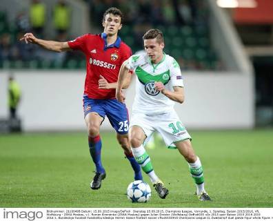 Dienstag 15.09.2015, Champions League, Vorrunde, 1. Spieltag, Saison 2015 2016, VfL Wolfsburg - ZSKA Moskau, v.l. Roman Eremenko (ZSKA Moskau) gegen Julian Draxler (Wolfsburg) DeFodi035