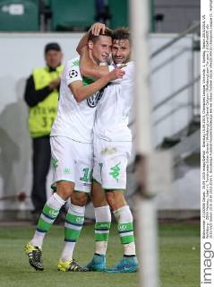 Dienstag 15.09.2015, Champions League, Vorrunde, 1. Spieltag, Saison 2015 2016, VfL Wolfsburg - ZSKA Moskau, Jubel v.l. Torschuetze Julian Draxler (Wolfsburg) und Daniel Caligiuri (Wolfsburg) zum Tor zum 1:0 DeFodi035