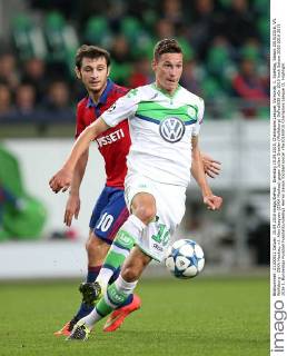 Dienstag 15.09.2015, Champions League, Vorrunde, 1. Spieltag, Saison 2015 2016, VfL Wolfsburg - ZSKA Moskau, v.l. Alan Dzagoev (ZSKA Moskau) gegen Julian Draxler (Wolfsburg) DeFodi035