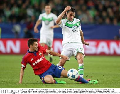 Dienstag 15.09.2015, Champions League, Vorrunde, 1. Spieltag, Saison 2015 2016, VfL Wolfsburg - ZSKA Moskau, v.l. Georgi Schennikov (ZSKA Moskau) gegen Christian Traesch (Wolfsburg) DeFodi035