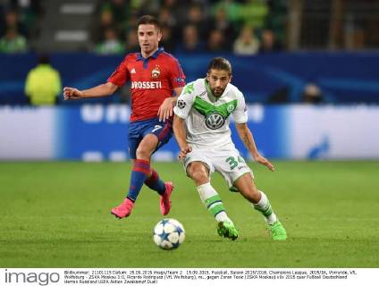 15.09.2015, Fussball, Saison 2015 2016, Champions League, 2015 16, Vorrunde, VfL Wolfsburg - ZSKA Moskau 1:0, Ricardo Rodriguez (VfL Wolfsburg), re., gegen Zoran Tosic (ZSKA Moskau)