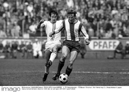 1. FC Kaiserslautern - FC Bayern München: Karl-Heinz Vogt (li., Kaiserslautern) gegen Georg Schwarzenbeck (Bayern)