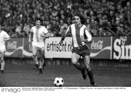 1. FC Kaiserslautern - FC Bayern München: Karl-Heinz Mrosko (Bayern) am Ball