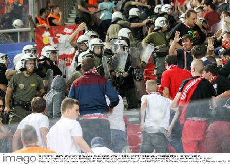 Aktuell Fußball, Champions League, Olympiakos Piräus - Bayern München, Ausschreitungen im Stadion vor Spielbeginn Piraeus Polizei pruegelt auf die Fans (FC Bayern Muenchen) ein, Olympiakos Piraeus vs. FC Bayern Muenchen, Fussball, Champions League, 16.09.2015 , Copyright: Kolbert Eibner-Pressefoto EP_CKT