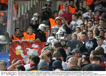 Aktuell Fußball, Champions League, Olympiakos Piräus - Bayern München, Ausschreitungen im Stadion vor Spielbeginn Piraeus Polizei pruegelt auf die Fans (FC Bayern Muenchen) ein, Olympiakos Piraeus vs. FC Bayern Muenchen, Fussball, Champions League, 16.09.2015 , Copyright: Kolbert Eibner-Pressefoto EP_CKT