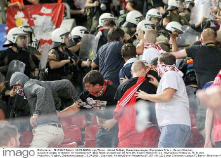 Aktuell Fußball, Champions League, Olympiakos Piräus - Bayern München, Ausschreitungen im Stadion vor Spielbeginn Piraeus Polizei pruegelt auf die Fans (FC Bayern Muenchen) ein, Olympiakos Piraeus vs. FC Bayern Muenchen, Fussball, Champions League, 16.09.2015 , Copyright: Kolbert Eibner-Pressefoto EP_CKT