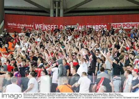 Aktuell Fußball, Champions League, Olympiakos Piräus - Bayern München, Ausschreitungen im Stadion vor Spielbeginn Piraeus Fans (FC Bayern Muenchen), Olympiakos Piraeus vs. FC Bayern Muenchen, Fussball, Champions League, 16.09.2015 , Copyright: Kolbert Eibner-Pressefoto EP_CKT