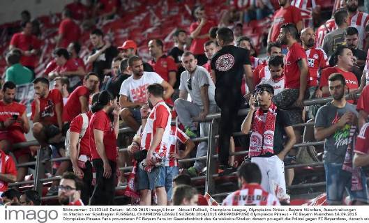 Aktuell Fußball, Champions League, Olympiakos Piräus - Bayern München, Ausschreitungen im Stadion vor Spielbeginn FUSSBALL CHAMPIONS LEAGUE SAISON 2014 2015 GRUPPENPHASE Olympiakos Piraeus - FC Bayern Muenchen 16.09.2015 Olympiakos Piraeus Fans provozieren FC Bayern Fans im Gaestefanblock des Karaiskakis-Stadion danach pruegelt die Polizei gegen FC Bayernfans, danach wirken sie unschuldig 