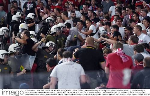 Aktuell Fußball, Champions League, Olympiakos Piräus - Bayern München, Ausschreitungen im Stadion vor Spielbeginn FUSSBALL CHAMPIONS LEAGUE SAISON 2014 2015 GRUPPENPHASE Olympiakos Piraeus - FC Bayern Muenchen 16.09.2015 Olympiakos Piraeus Fans provozieren FC Bayern Fans im Gaestefanblock des Karaiskakis-Stadion danach pruegelt die Polizei gegen FC Bayern Fans 