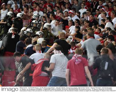 Aktuell Fußball, Champions League, Olympiakos Piräus - Bayern München, Ausschreitungen im Stadion vor Spielbeginn FUSSBALL CHAMPIONS LEAGUE SAISON 2014 2015 GRUPPENPHASE Olympiakos Piraeus - FC Bayern Muenchen 16.09.2015 Olympiakos Piraeus Fans provozieren FC Bayern Fans im Gaestefanblock des Karaiskakis-Stadion danach pruegelt die Polizei gegen FC Bayern Fans 