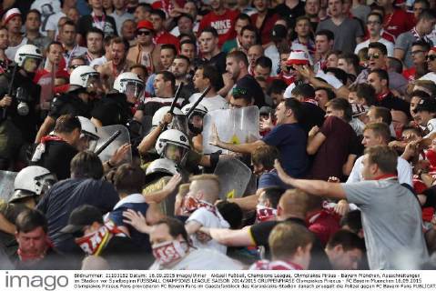 Aktuell Fußball, Champions League, Olympiakos Piräus - Bayern München, Ausschreitungen im Stadion vor Spielbeginn FUSSBALL CHAMPIONS LEAGUE SAISON 2014 2015 GRUPPENPHASE Olympiakos Piraeus - FC Bayern Muenchen 16.09.2015 Olympiakos Piraeus Fans provozieren FC Bayern Fans im Gaestefanblock des Karaiskakis-Stadion danach pruegelt die Polizei gegen FC Bayern Fans 