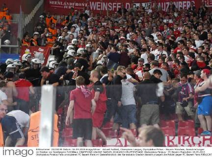 Aktuell Fußball, Champions League, Olympiakos Piräus - Bayern München, Ausschreitungen im Stadion vor Spielbeginn FUSSBALL CHAMPIONS LEAGUE SAISON 2014 2015 GRUPPENPHASE Olympiakos Piraeus - FC Bayern Muenchen 16.09.2015 Olympiakos Piraeus Fans provozieren FC Bayern Fans im Gaestefanblock des Karaiskakis-Stadion danach pruegelt die Polizei gegen FC Bayern Fans 