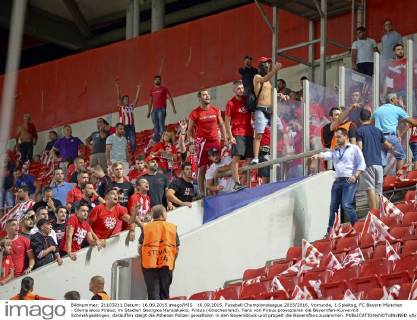 16.09.2015, Fussball Championsleague 2015 2016, Vorrunde, 1.Spieltag, FC Bayern München - Olympiakos Piräus, im Stadion Georgios Karaiskakis, Piräus (Griechenland). Fans von Piräus provozieren die Bayernfan-Kurve mit Schmähgesängen, daraufhin steigt die Athener Polizei gewaltsam in den Bayernblock und prügelt die Bayernfans zusammen. 