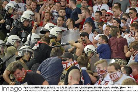 16.09.2015, Fussball Championsleague 2015 2016, Vorrunde, 1.Spieltag, FC Bayern München - Olympiakos Piräus, im Stadion Georgios Karaiskakis, Piräus (Griechenland). Nach einer Provokation der Bayernfans durch die Piräusfans stürmt die Athener Polizei gewaltsam in den Bayernblock und prügelt die Bayernfans unverhältnismässig agressiv mit ihren Schlagstöcken zusammen. 