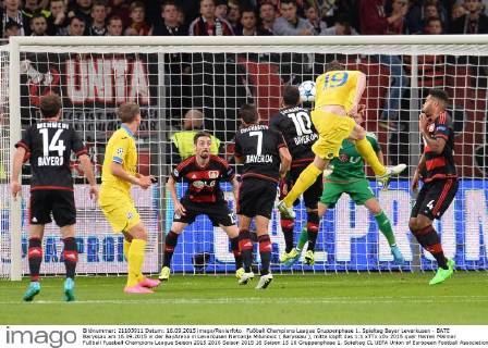 Fußball Champions League Gruppenphase 1. Spieltag Bayer Leverkusen - BATE Baryssau am 16.09.2015 in der BayArena in Leverkusen Nemanja Milunovic ( Baryssau ), mitte köpft das 1:1 xTTx