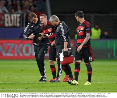 16.09.2015, xovx, Fussball UEFA Champions League, Bayer 04 Leverkusen - Bate Baryssau, emspor Lars Bender (Bayer 04 Leverkusen) muss verletzt vom Platz, re. Roberto Hilbert (Bayer 04 Leverkusen), Freisteller.