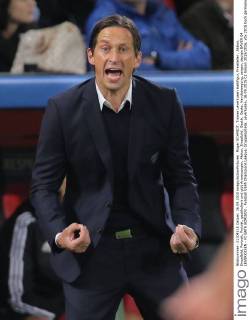 Roger SCHMIDT, Trainer Leverkusen Halbfigur, Freisteller , Aktion, Einzelbild, Portrait, Porträt, gestikuliert und gibt Anweisungen, Aktion, Einzelbild, Gestik, Geste, Handbewegung, zeigen, deuten BAYER 04 LEVERKUSEN - FC BATE BORISOV , Fussball UEFA Champions League, Gruppenphase, Leverkusen, 16.09.2015 CL Saison 2015 2016,