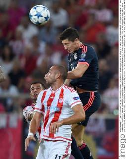 FUSSBALL CHAMPIONS LEAGUE SAISON 2014 2015 GRUPPENPHASE Olympiakos Piraeus - FC Bayern Muenchen 16.09.2015 Pajtim Kasami (li, Olympiakos Piraeus) gegen Robert Lewandowski (re, FC Bayern Muenchen) 
