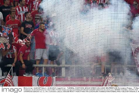 FUSSBALL CHAMPIONS LEAGUE SAISON 2014 2015 GRUPPENPHASE Olympiakos Piraeus - FC Bayern Muenchen 16.09.2015 Fans von Olympiakos Piraeus lassen es rauchen 