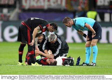 Leverkusen Lars Bender (Bayer 04 Leverkusen 8) wird verletzungsbedingt behandelt Bayer 04 Leverkusen vs BATE Baryssau, Fussball, Champions-League, 16.09.2015, Copyright: Schueler Eibner-Pressefoto EP_JSE