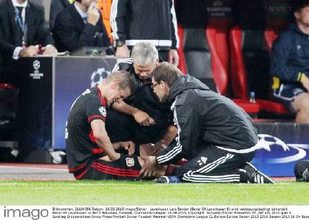 Leverkusen Lars Bender (Bayer 04 Leverkusen 8) wird verletzungsbedingt behandelt Bayer 04 Leverkusen vs BATE Baryssau, Fussball, Champions-League, 16.09.2015, Copyright: Schueler Eibner-Pressefoto EP_JSE
