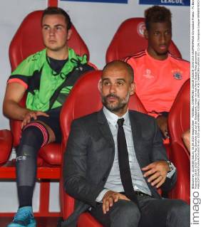FUSSBALL CHAMPIONS LEAGUE SAISON 2014 2015 GRUPPENPHASE Olympiakos Piraeus - FC Bayern Muenchen 16.09.2015 Trainer Pep Guardiola sitzt auf der Ersatzbank, hinter ihm hat Mario Goetze Platz genommen 