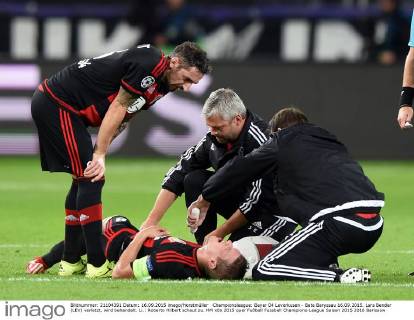 Championsleague: Bayer 04 Leverkusen - Bate Baryssau 16.09.2015. Lars Bender (LEV) verletzt, wird behandelt. Li.: Roberto Hilbert schaut zu. HM