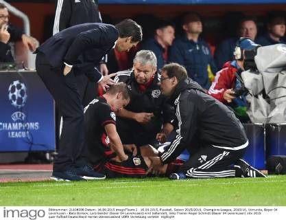 16.09.2015, Fussball, Saison 2015 2016, Champions League, 2015 16, Vorrunde, Bayer 04 Leverkusen - Bate Borisov, Lars Bender (Bayer 04 Leverkusen) wird behandelt, links Trainer Roger Schmidt (Bayer 04 Leverkusen)